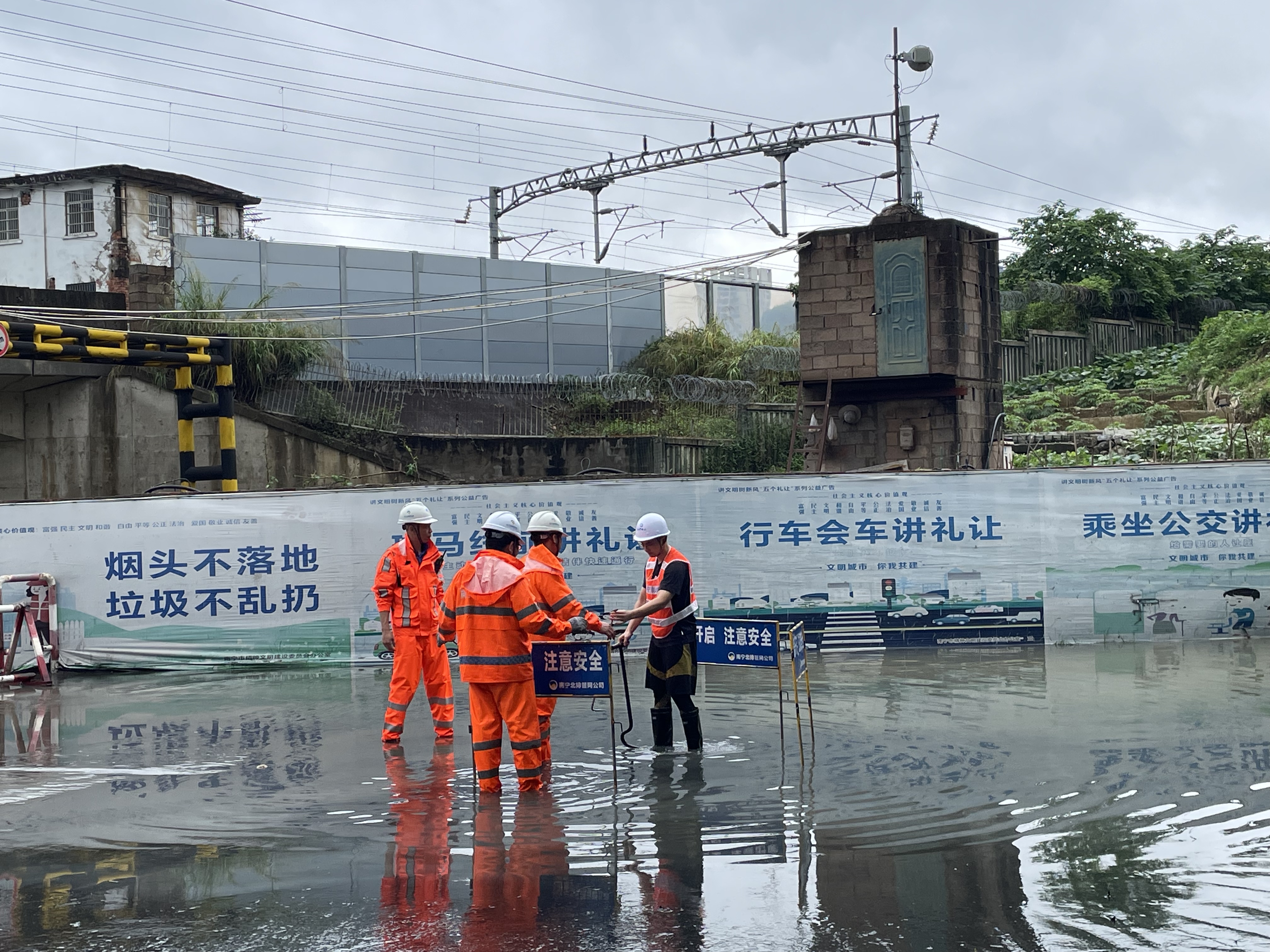 積極應(yīng)對(duì)強(qiáng)降雨，市排水公司連夜出擊排水搶險(xiǎn)